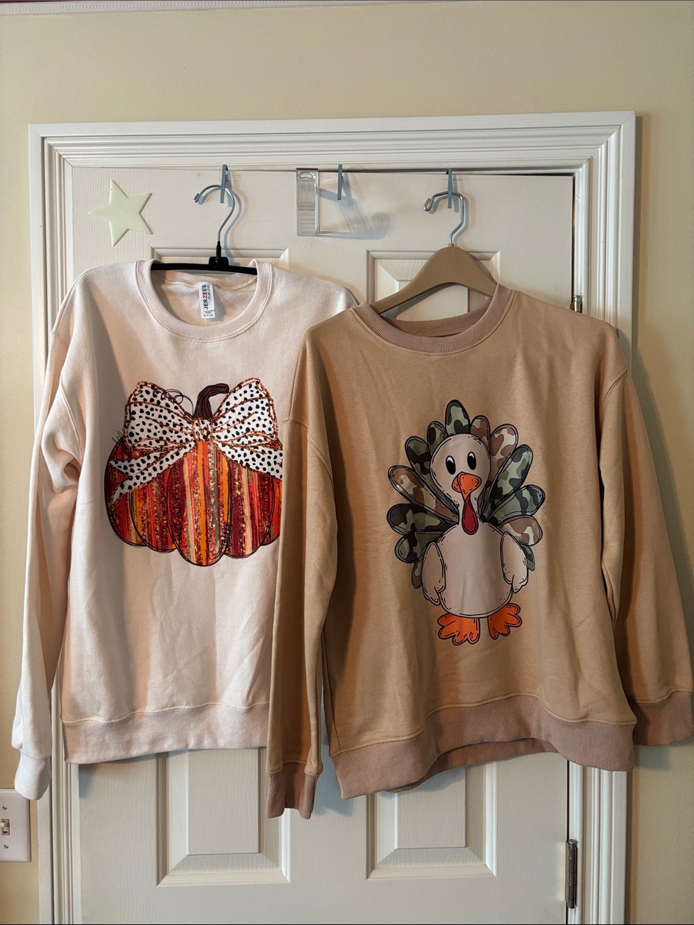 Women’s Beige Pumpkin & Turkey Graphic Sweatshirts
